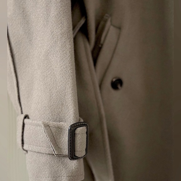 Lapel coat bought in Korea. Never worn just tried on. Fits Medium to Semi-Large - Picture 6 of 6